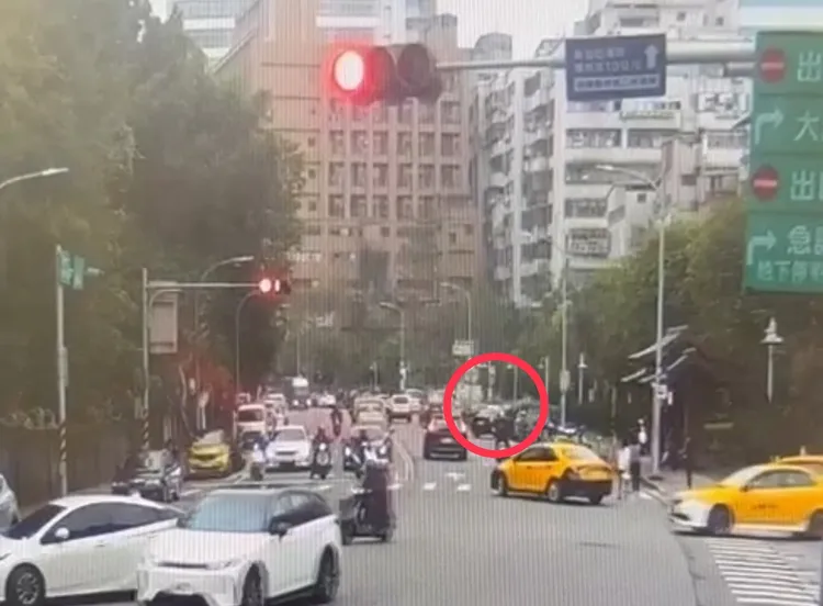 黑色BMW失控打滑，衝撞路邊停車格4輛小客車。翻攝畫面