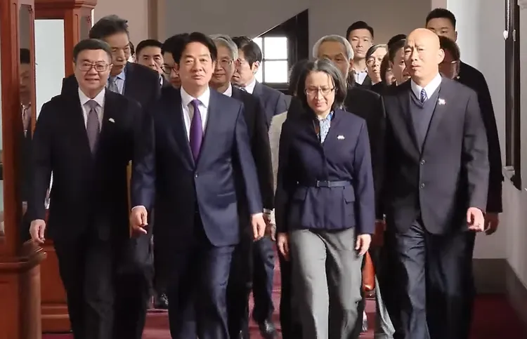 總統賴清德與行政院長卓榮泰、立法院長韓國瑜、副院長江啟臣；司法院代理院長謝銘洋；考試院長周弘憲、副院長許舒翔；監察院副院長李鴻鈞、祕書長李俊俋。賴清德臉書直播