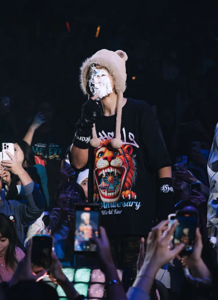 羅志祥在雄蛋的演唱會跟萬名歌迷玩砸派，被派砸到「面目全非」。寛宏藝術 X 華納音樂提供