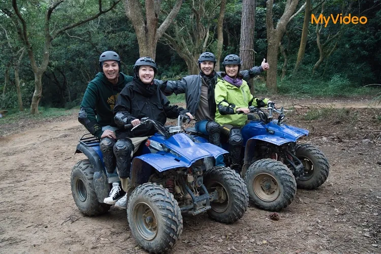 巴鈺（左起）、伊正、劉瑞琪、謝佳見騎越野車。節目提供