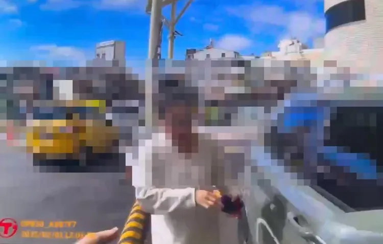 員警開道，孕婦很快被送到醫院。翻攝畫面