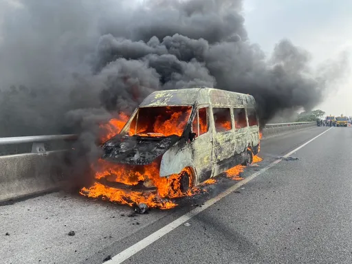 國道火燒車！台東縣政府公務用車冒煙　急停路肩6人逃生！下秒瞬陷火海