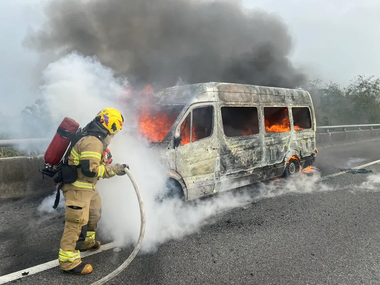 警消到場迅速射水滅火。民眾提供