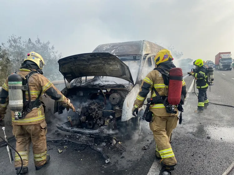 火勢10分鐘內撲滅，但車輛已燒得僅剩骨架。民眾提供