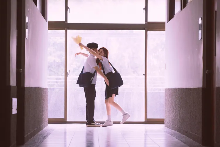 8lak MV以倒敘法呈現，呈現男孩在感情中為女孩潛移默化的轉變。益想股份有限公司提供