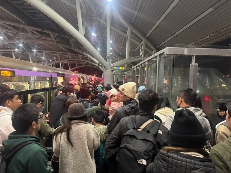 台灣燈會效應浮現，試營運首週末機捷運量接近30萬人次。桃園市府提供