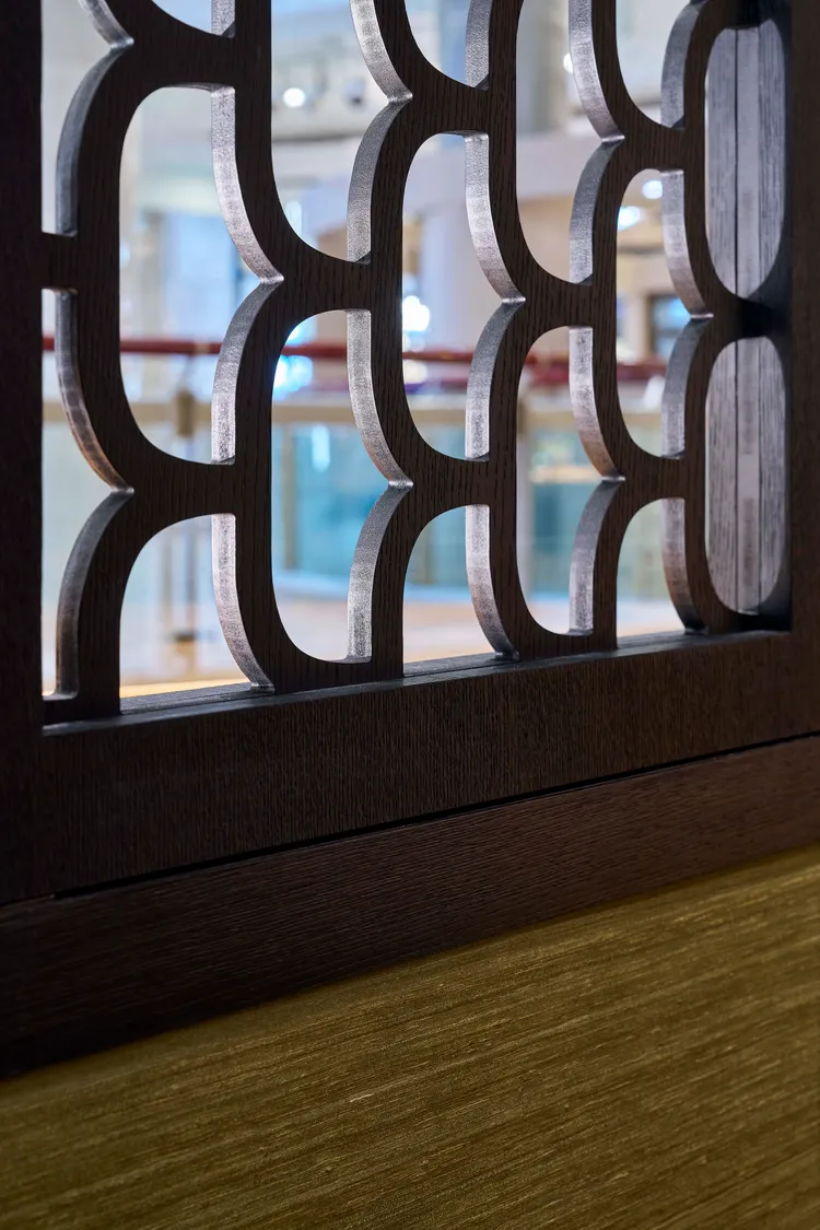 品牌橢圓標誌巧妙化身為窗花圖騰。品牌提供