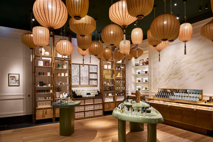 明亮的挑高空間層次。品牌提供