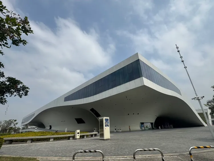 衛武營站周邊近期推案量將逐年增加，當中華友聯集團擁有最多土地。信義房屋提供