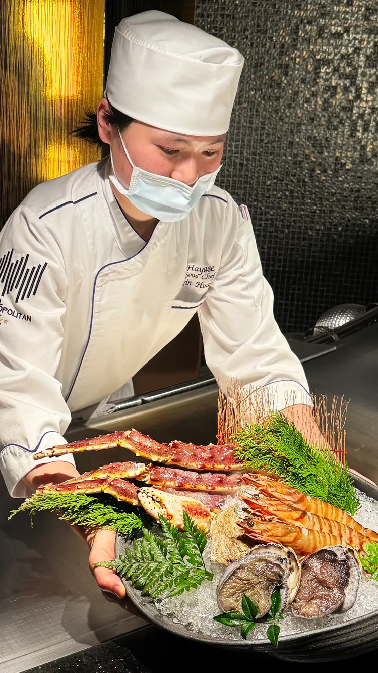 JR東日本大飯店台北HAYASE日本料理鐵板燒，除了日本和牛外，還有如鱈場蟹、活鮑魚為主打，獻上層次豐富的冬日美饌。JR東日本大飯店台北提供