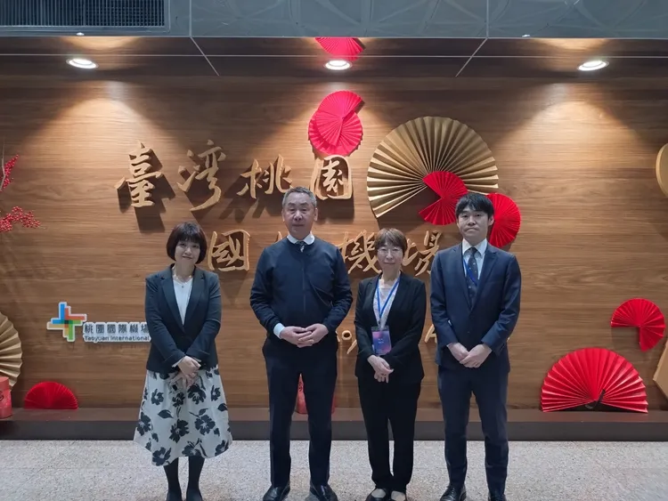 神戶市議會議長坊恭壽(左2)，神戶市觀光局專務理事中西理香子(右2)。觀光局提供