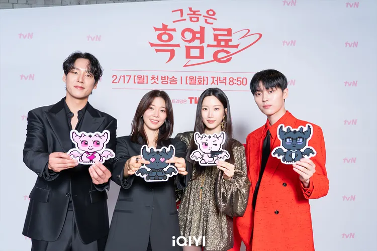 郭時暘（左起）、林世美、文佳煐、崔顯旭主演《那傢伙是黑炎龍》。愛奇藝國際站提供