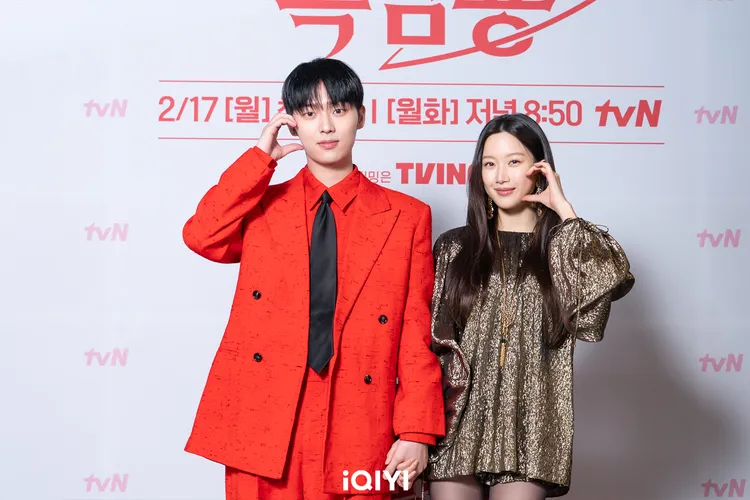 文佳煐（右）與小5歲的崔顯旭談辦公室戀情。愛奇藝國際站提供