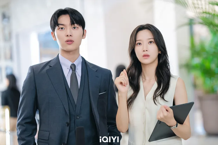 崔顯旭（左）終於脫掉高中制服，改穿西裝變身富三代，與組長文佳煐談情。愛奇藝國際站提供