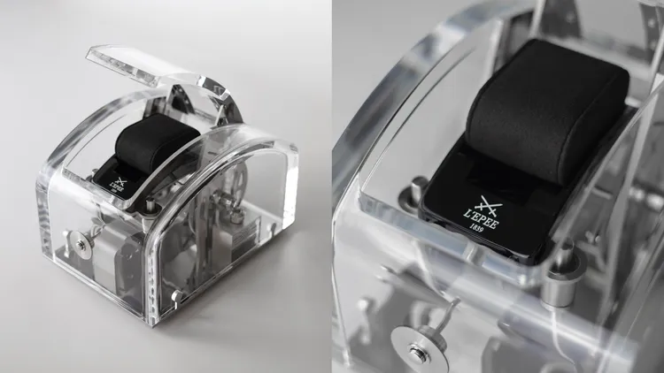 L’Epée透明機械腕錶展示盒，不鏽鋼、壓克力玻璃製成，長215mm、寬150mm、高140mm，重3.4公斤。品牌提供