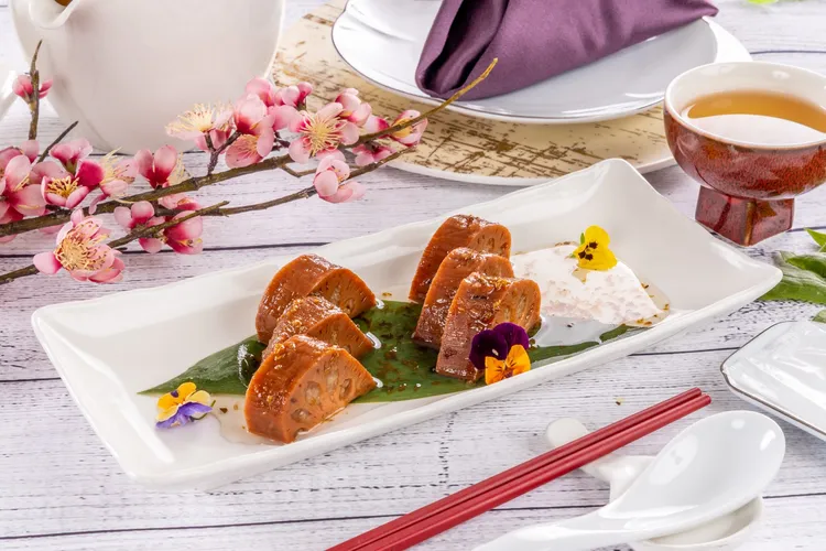 福容桃園店特製花系甜點「桂花蜜蓮藕」。業者提供