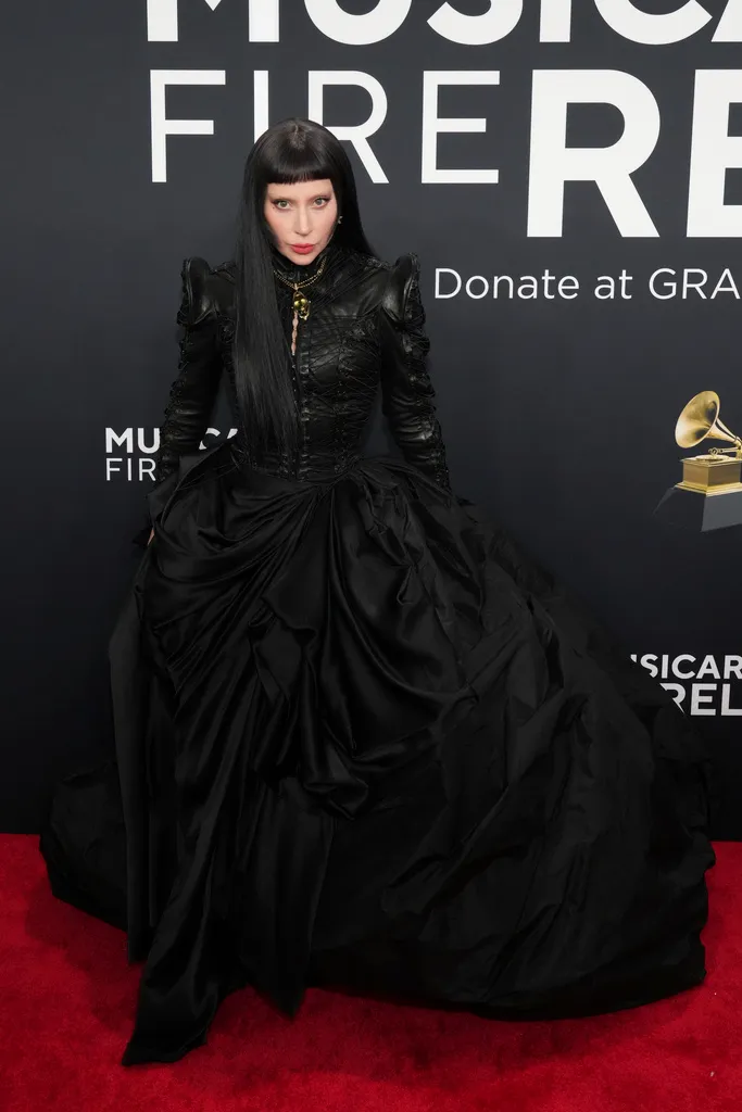 Lady Gaga於葛萊美紅毯上穿著Samuel Lewis訂製的暗黑哥德風長禮服。美聯社