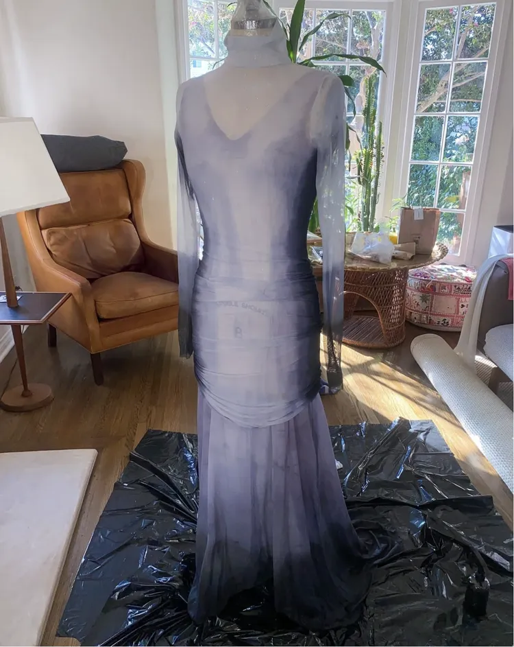 Lady Gaga在MV中穿著的雙層幻彩絲綢禮服搭配漸層手套。翻攝Samuel Lewis IG