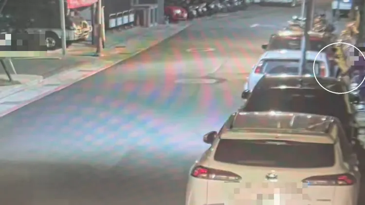 男賊沿路找尋下手目標。警方提供