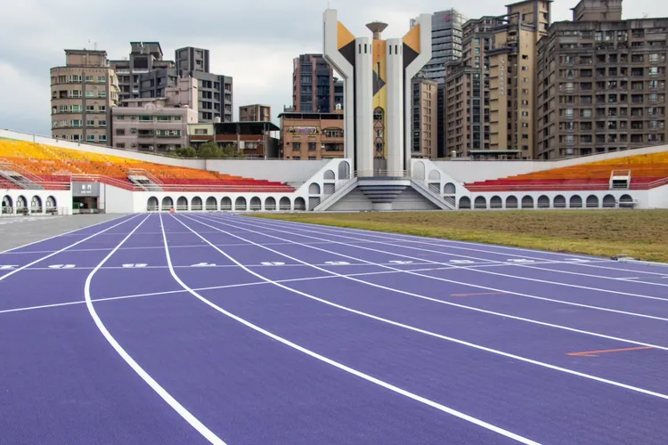 跑道顏色選用浪漫的薰衣草紫色，完美的搭配彩虹階梯觀眾席，透過電視轉播對觀眾眼睛更友好。體育局提供