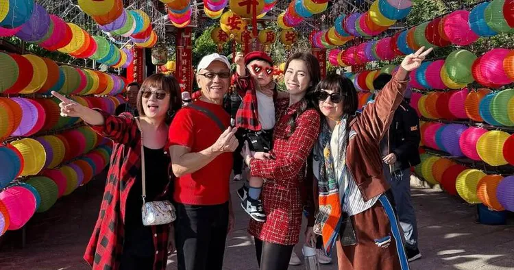 任容萱抱著外甥小腰果和姐姐Selina、任爸、任媽一起出遊。翻攝自任容萱IG