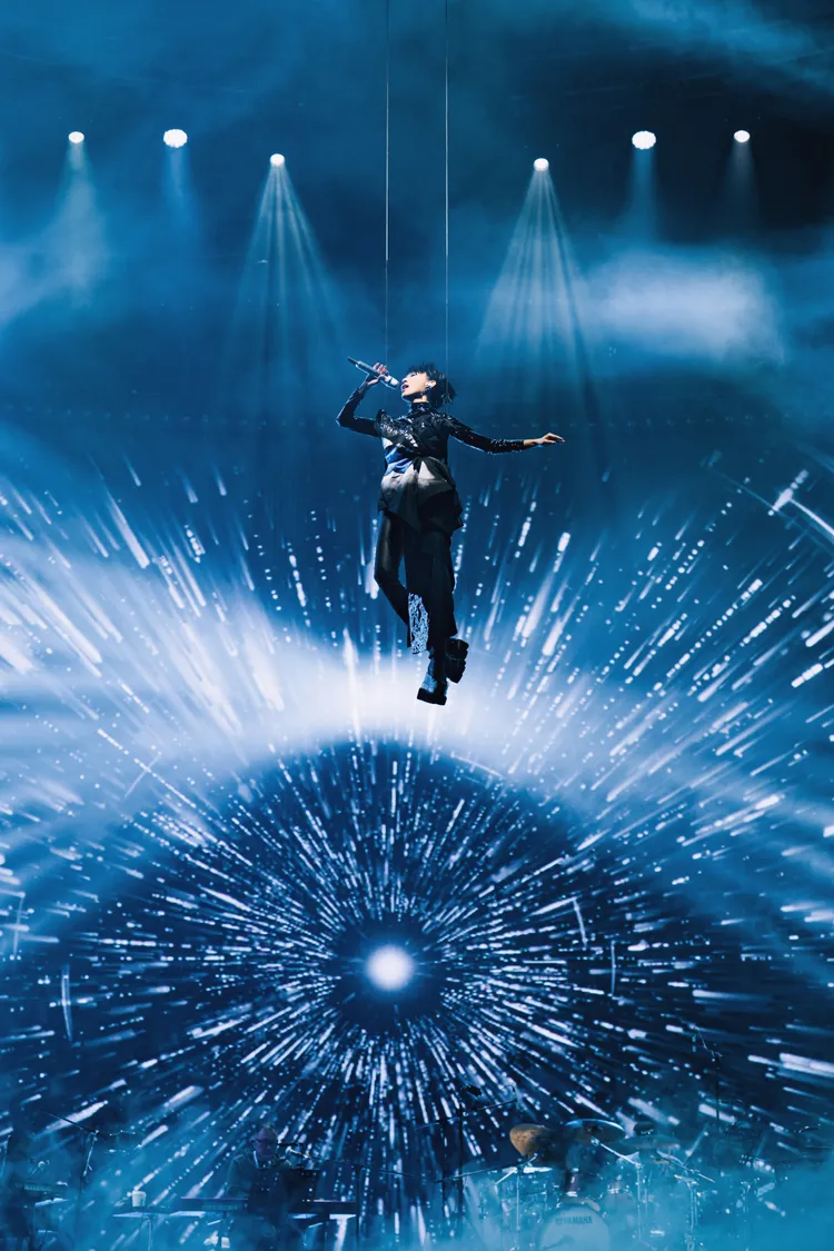 戴佩妮懸空開唱，驚艷全場。圖／妮樂佛提供