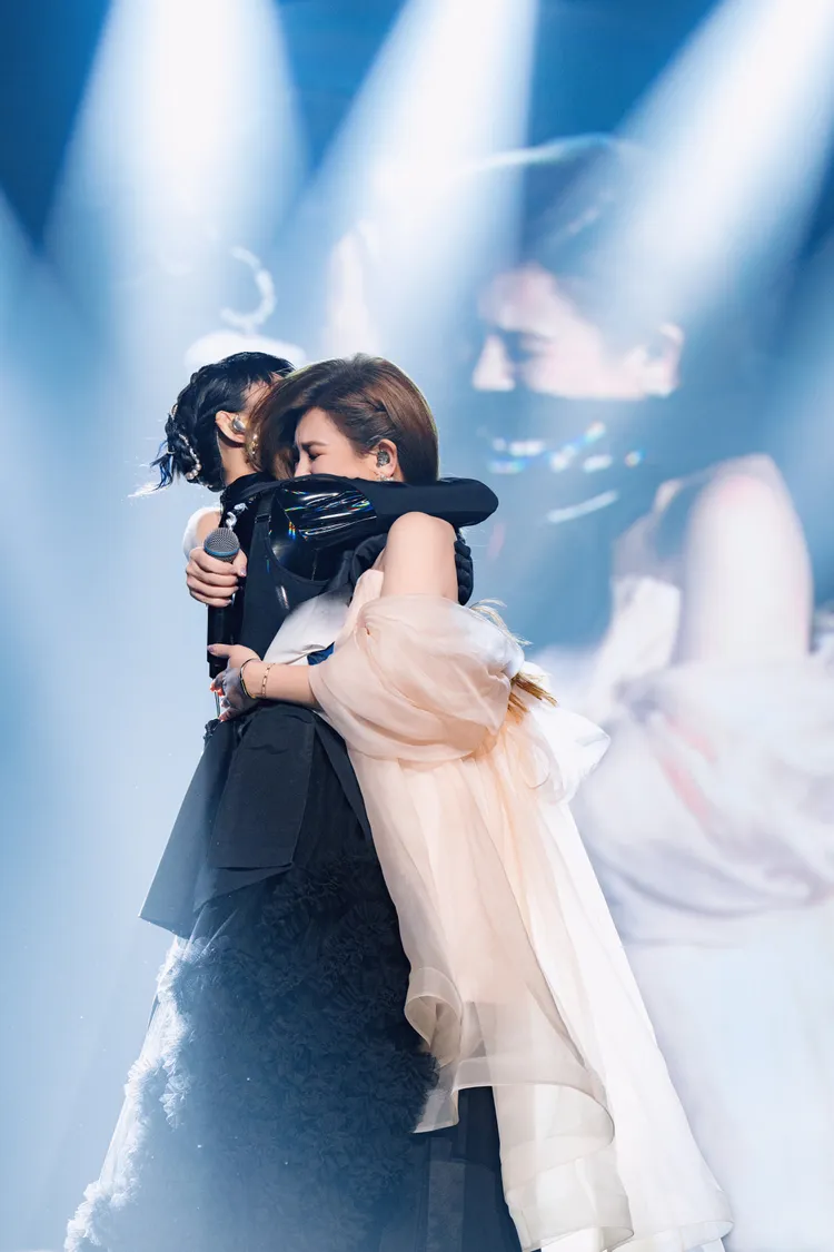 戴佩妮緊抱梁靜茹，雙雙感動紅了眼眶。圖／妮樂佛提供