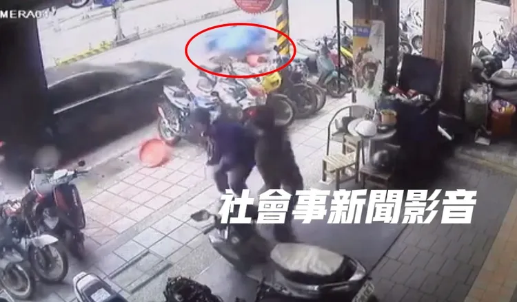 婦人騎車遭後方追撞。翻攝自社會事新聞影音