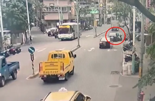新北回收婦慘遭小客車追撞 驚悚畫面曝光!警意外發現雙方都無照駕駛
