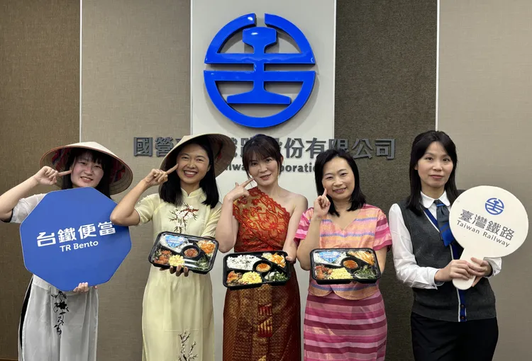 以桃園多族群融合為特色，設計出結合東南亞風味與台式元素的「桃喜便當台式打拋豬」。台鐵提供
