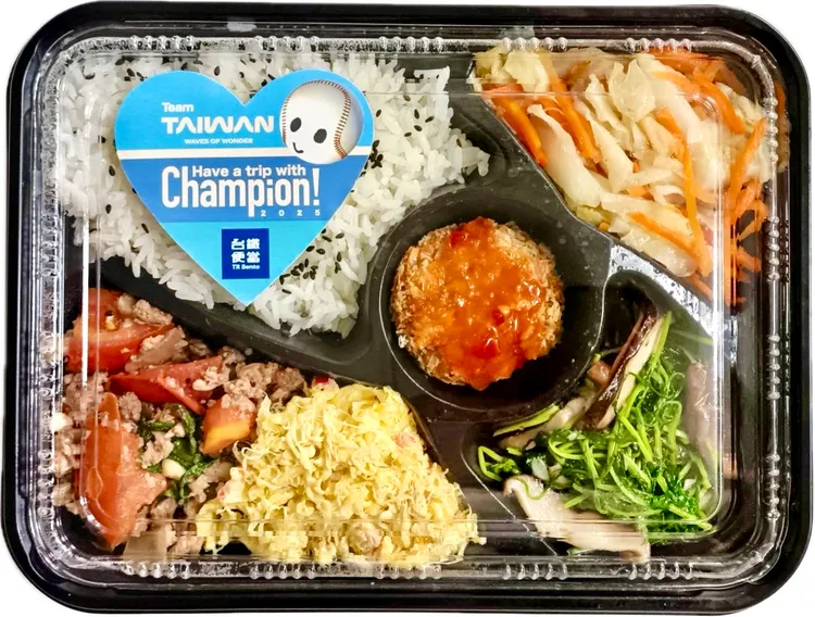 「桃喜便當台式打拋豬」主食選用泰國香米，搭配台式打拋豬、泰式蝦餅、蝦醬高麗菜等配。台鐵提供
