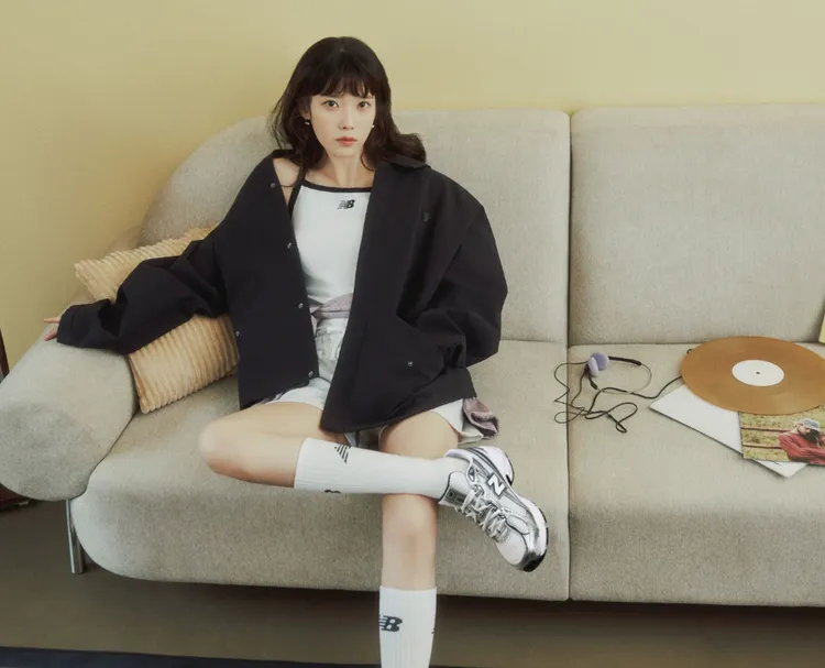 IU在全新New Balance廣告中，也換上了寶寶劉海新髮型。翻攝品牌官網