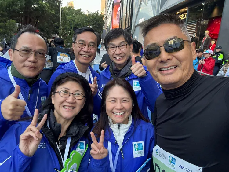 周潤發（右）和義工自拍。翻攝Agency for Volunteer Service 義務工作發展局臉書