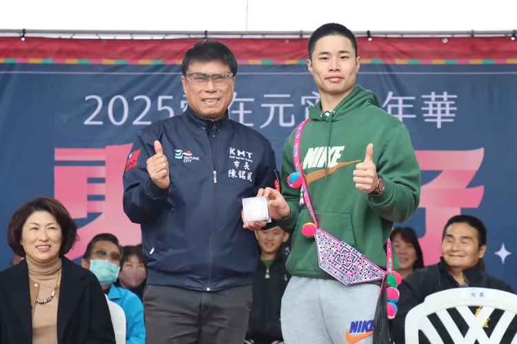 台東市長陳銘風頒發台東之光獎座給林昱珉（右）。台東市公所提供