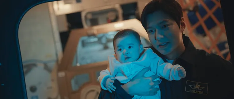 李敏鎬劇中抱著親自接生的女兒。翻攝Netflix