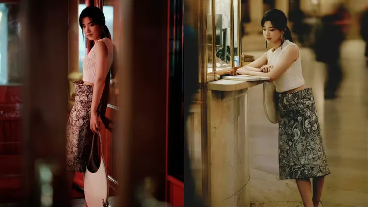 盧昱曉以皺褶背心搭配寬鬆腰部剪裁的印花半裙登場。翻攝TORY BURCH微博