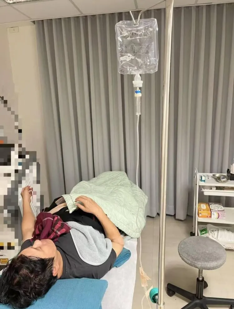 忙完「鑽石舞台之夜演唱會」，胡瓜生病吊點滴了。翻攝胡瓜臉書