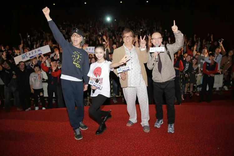 《美人魚》2016年上映，導演周星馳（左起）和女主角林允、鄭冀峰（右）會影迷。翻攝周星馳電影美人魚微博