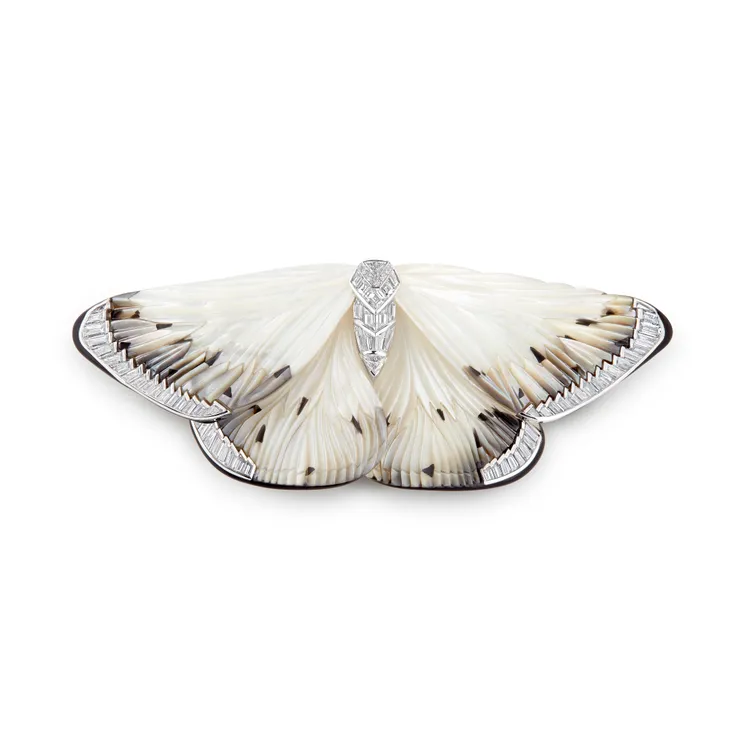 幾何蛾胸針鑲嵌珍珠母貝和密釘鑲鑽石，白金上塗黑漆。品牌提供