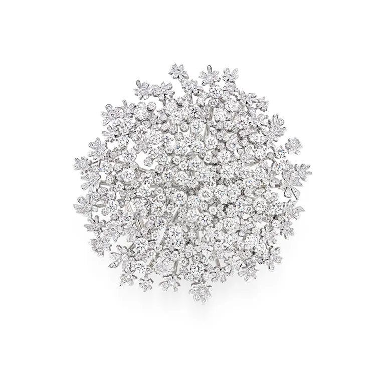 野胡蘿蔔花鋪鑽胸針。品牌提供