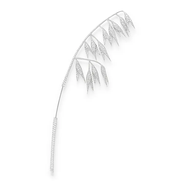 燕麥穗鋪鑽頭飾，沿襲多重式配戴的傳統工藝。品牌提供