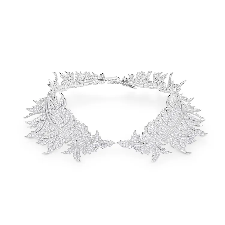 薊草鋪鑽項鍊，耗費1110小時工時。品牌提供