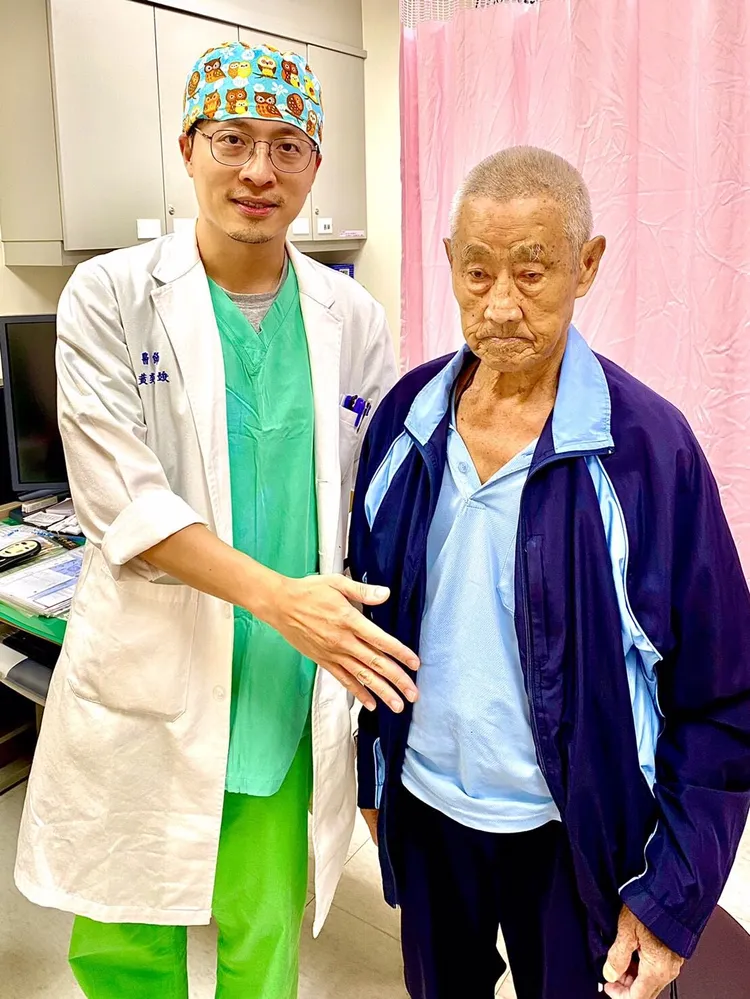 台東百歲人瑞魏爺爺受疝氣困擾，經醫師黃奕竣利用微創手術治癒成功順利出院。台東馬偕醫院提供