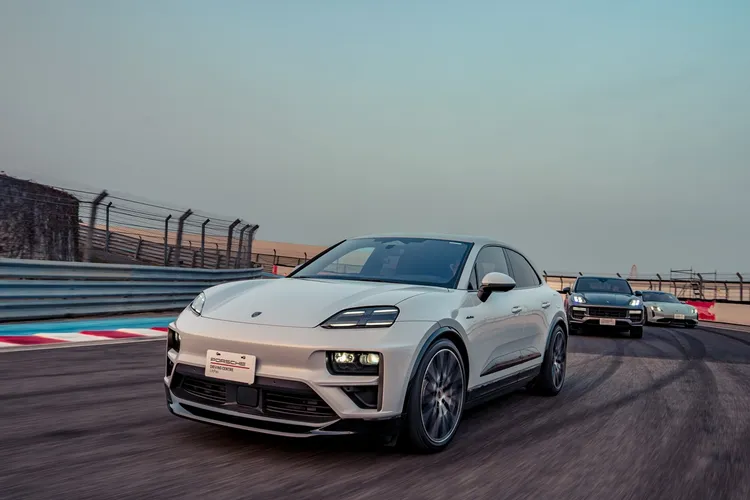 專為都會生活打造的Macan，則憑藉卓越的多元性與精準操控，重新定義新世代的電動駕馭的體驗。業者提供