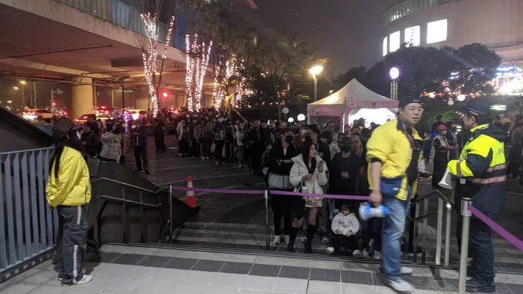 台灣燈會太熱門，警方增派人力交通管制、人潮分流，機捷也加開班次因應。觀光局提供