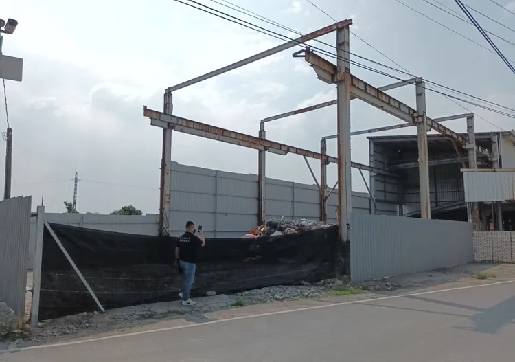 李男收受葉男及吳男等清除業者自新北市載運之廢棄物，並租賃土地非法堆置及轉運廢棄物牟利。翻攝畫面