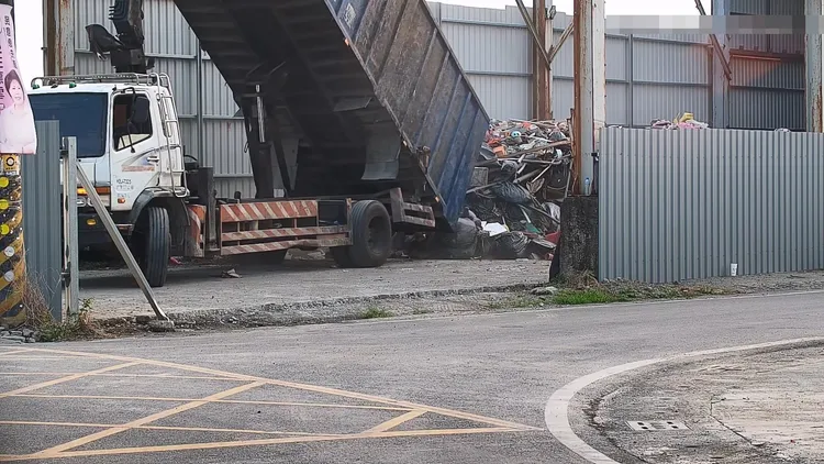 ◎車輛於場內傾倒廢棄物。翻攝畫面