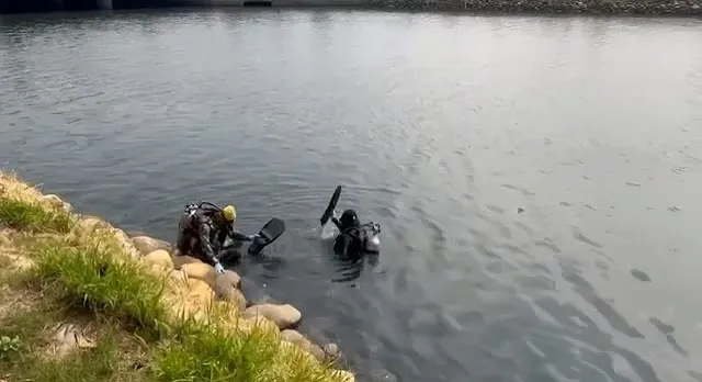 警方在前鎮運河撈獲疑似趙婦的內臟、腳掌及屍塊。民眾提供