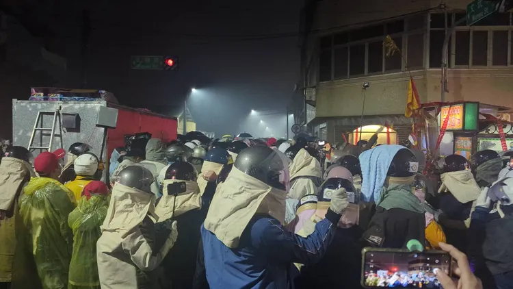 遊客全副武裝等著「犁炮」。莊曜聰攝