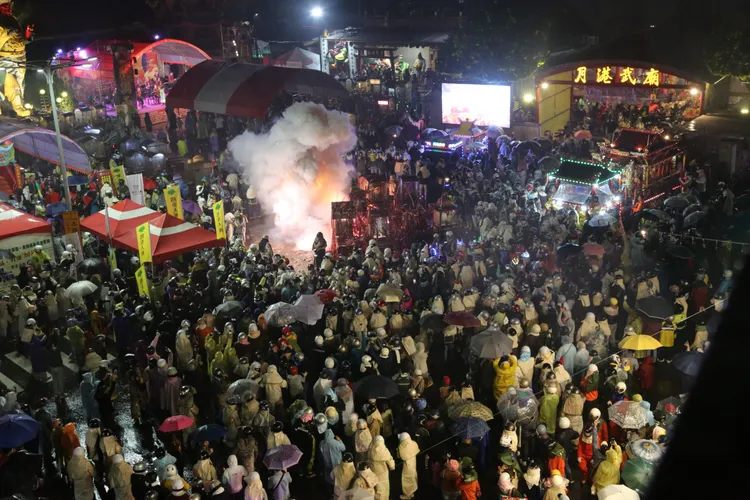 鹽水武廟擠滿人潮。南市府提供
